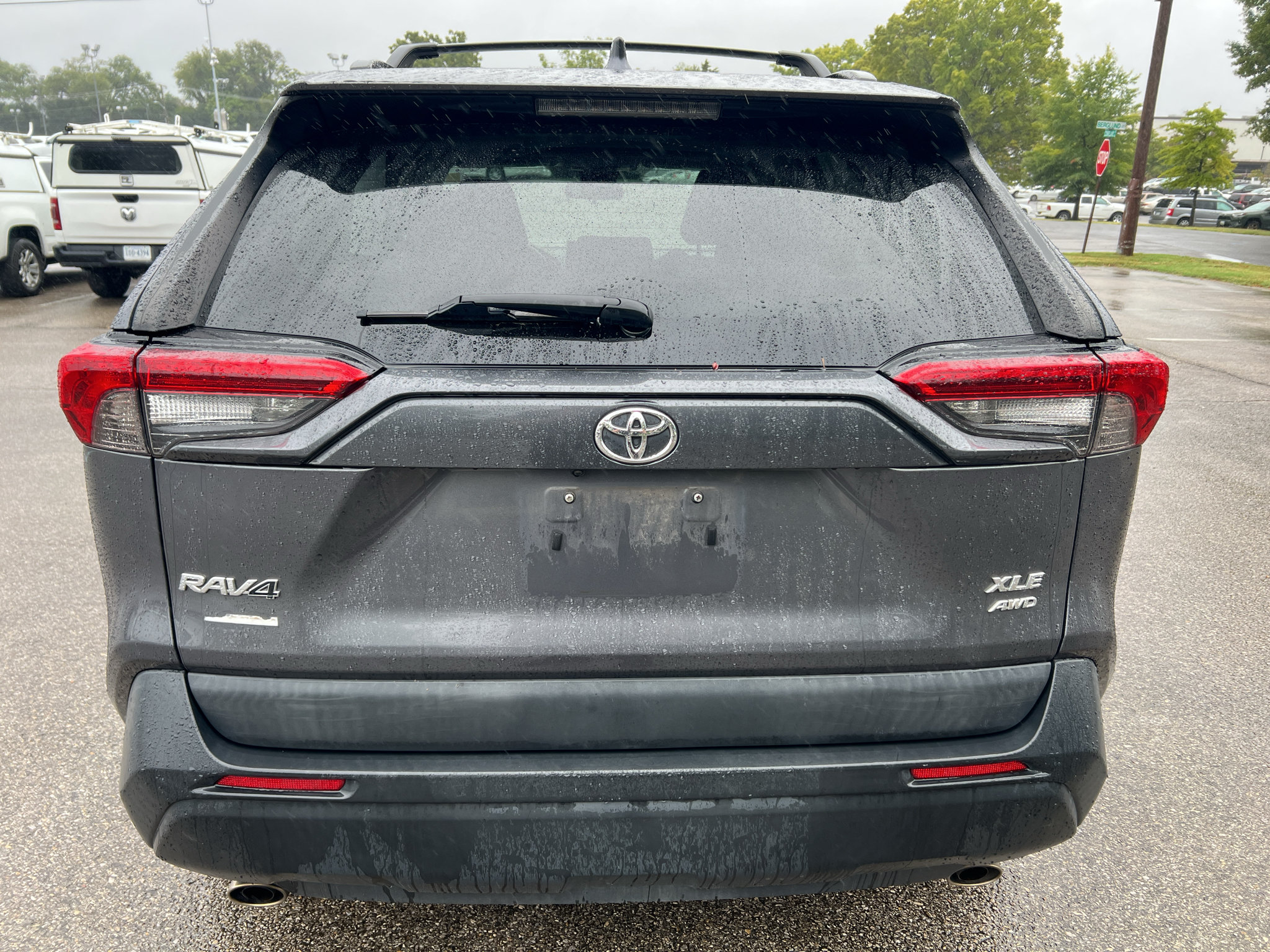 Used 2021 Toyota RAV4 XLE w/ Convenience Package AWD/4WD image 4