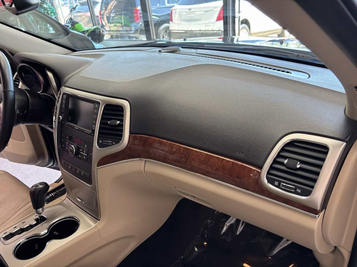 Used 2013 Jeep Grand Cherokee Limited w/ Luxury Group II RWD image 15