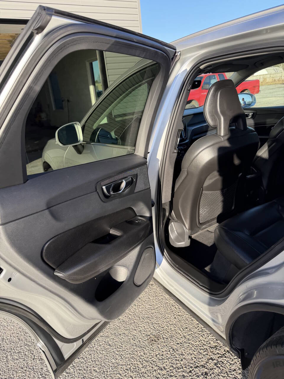 Used 2019 Volvo XC60 T5 Momentum w/ Multimedia Package image 10