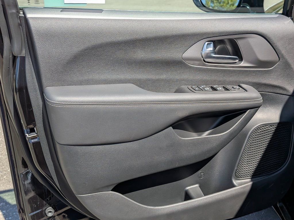 Used 2026 Chrysler Voyager LX image 10