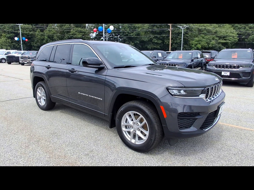 Used 2026 Jeep Grand Cherokee Laredo w/ MOPAR Finishing Package AWD/4WD image 2