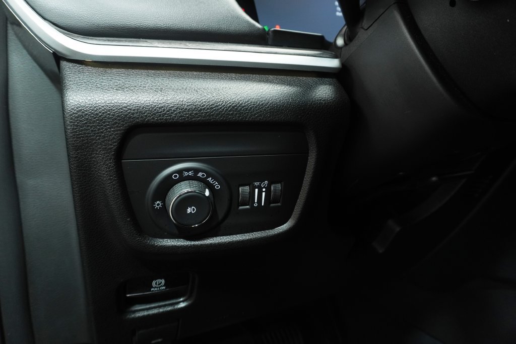 Used 2025 Jeep Grand Cherokee Limited AWD/4WD image 23