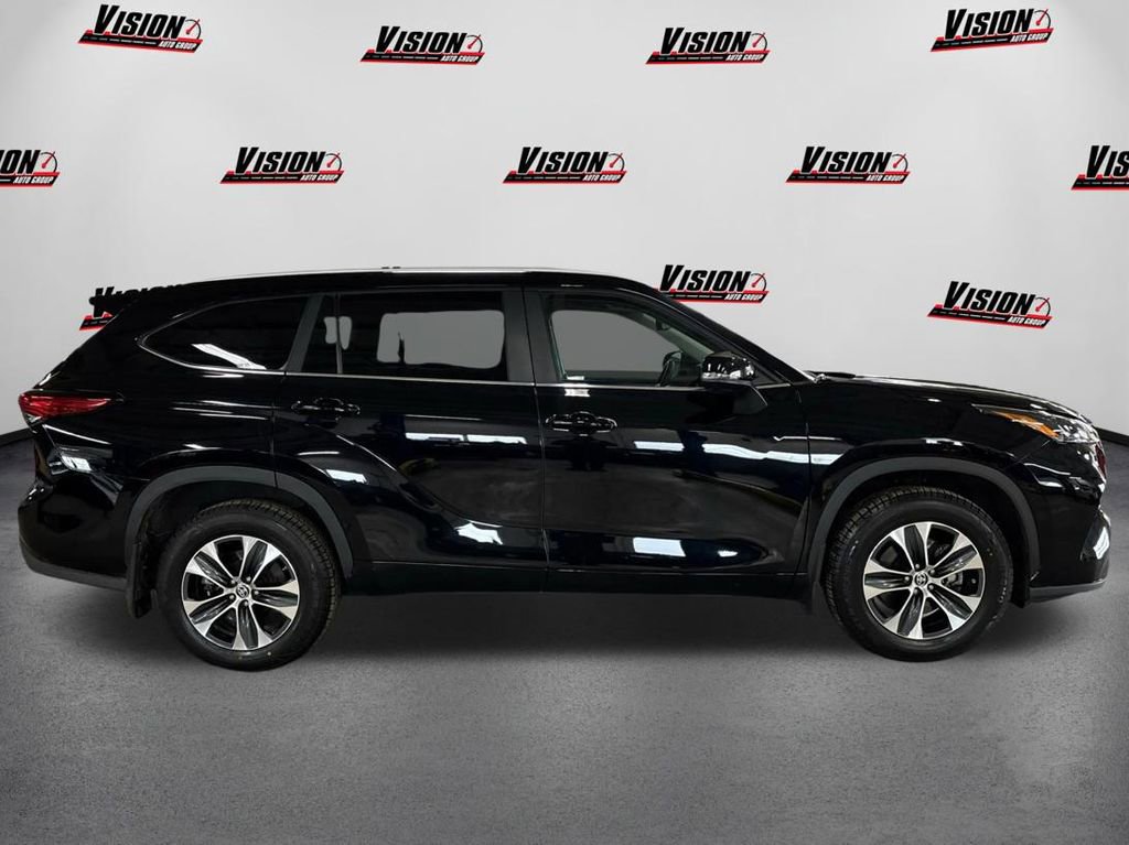 Used 2023 Toyota Highlander XLE image 4