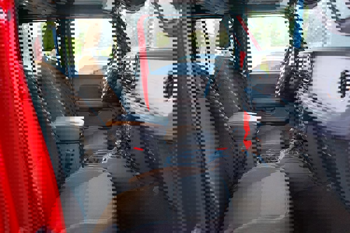 Used 2025 Jeep Wrangler Sahara w/ Safety Group image 29