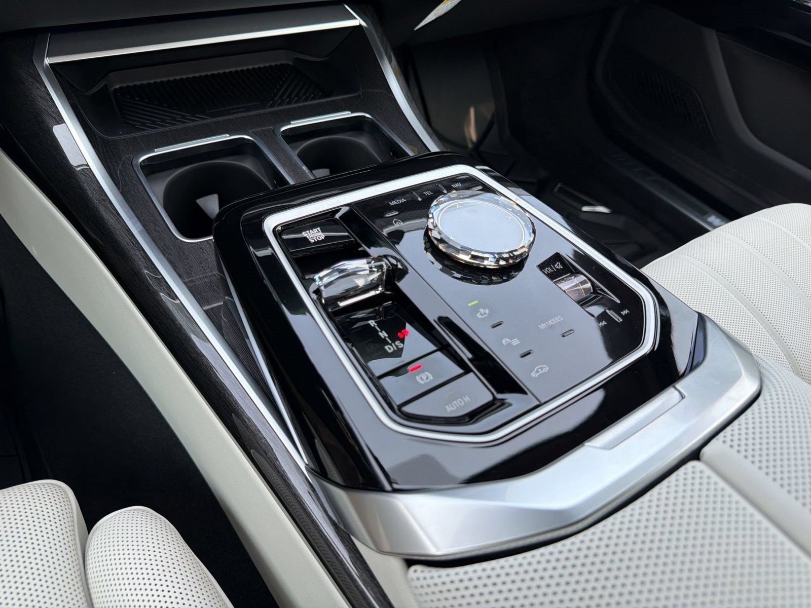 New 2026 BMW 750e xDrive AWD/4WD image 17