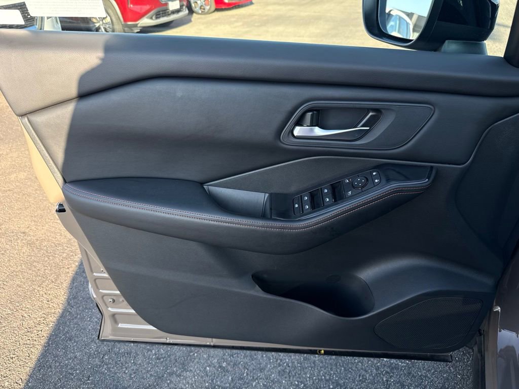 Certified 2025 Nissan Rogue SV image 19