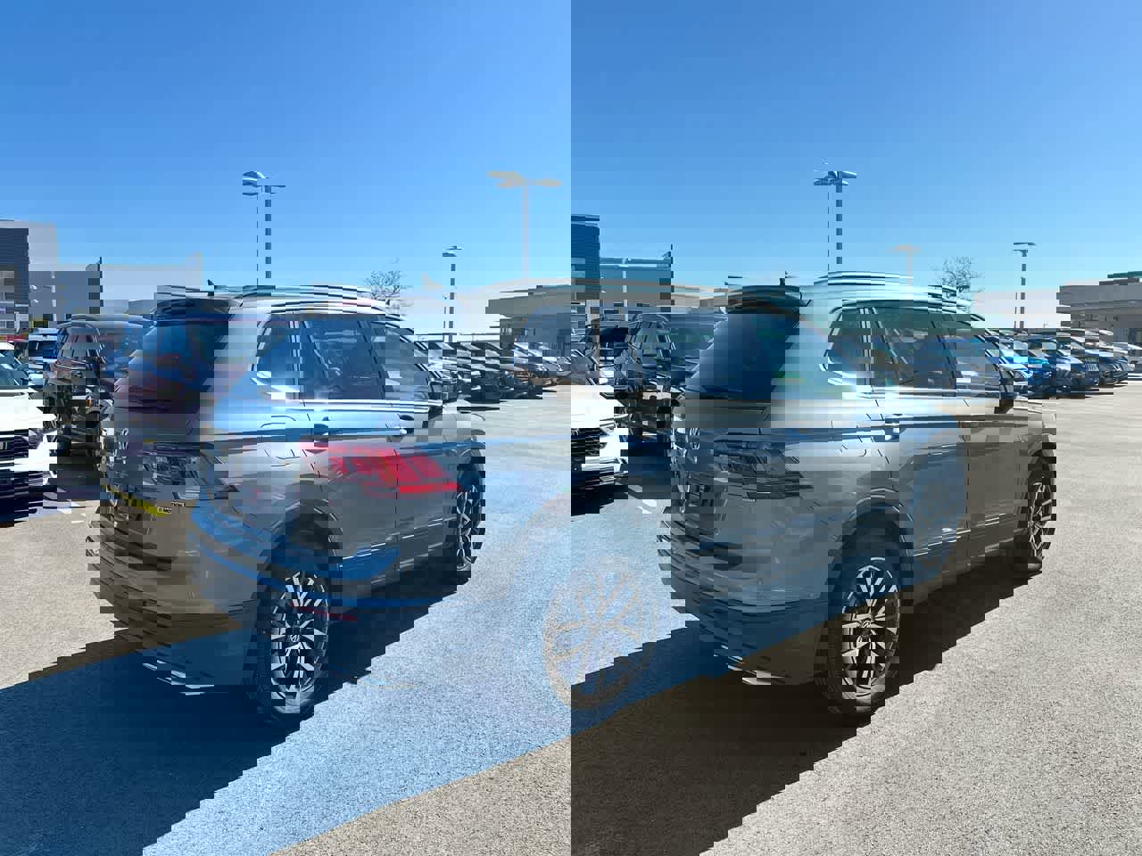 Used 2019 Volkswagen Tiguan SE w/ Panoramic Sunroof Package image 13