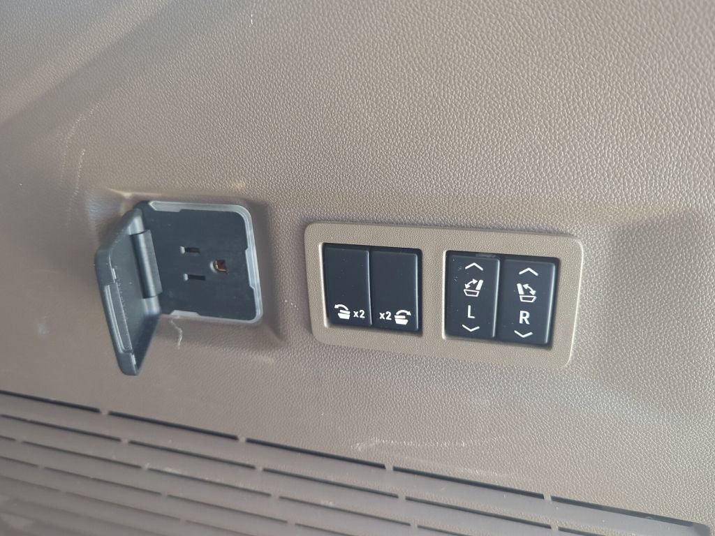 Used 2021 GMC Yukon Denali w/ Denali Premium Package image 11