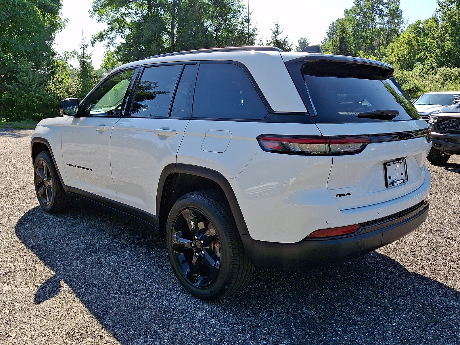 Used 2023 Jeep Grand Cherokee Altitude AWD/4WD image 4