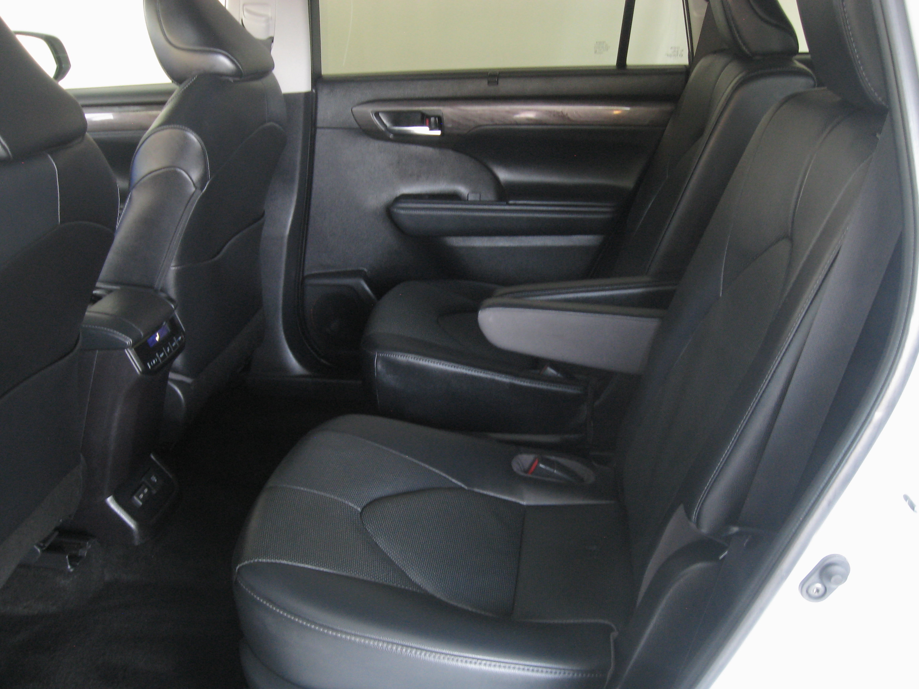 Used 2023 Toyota Highlander Limited AWD/4WD image 9
