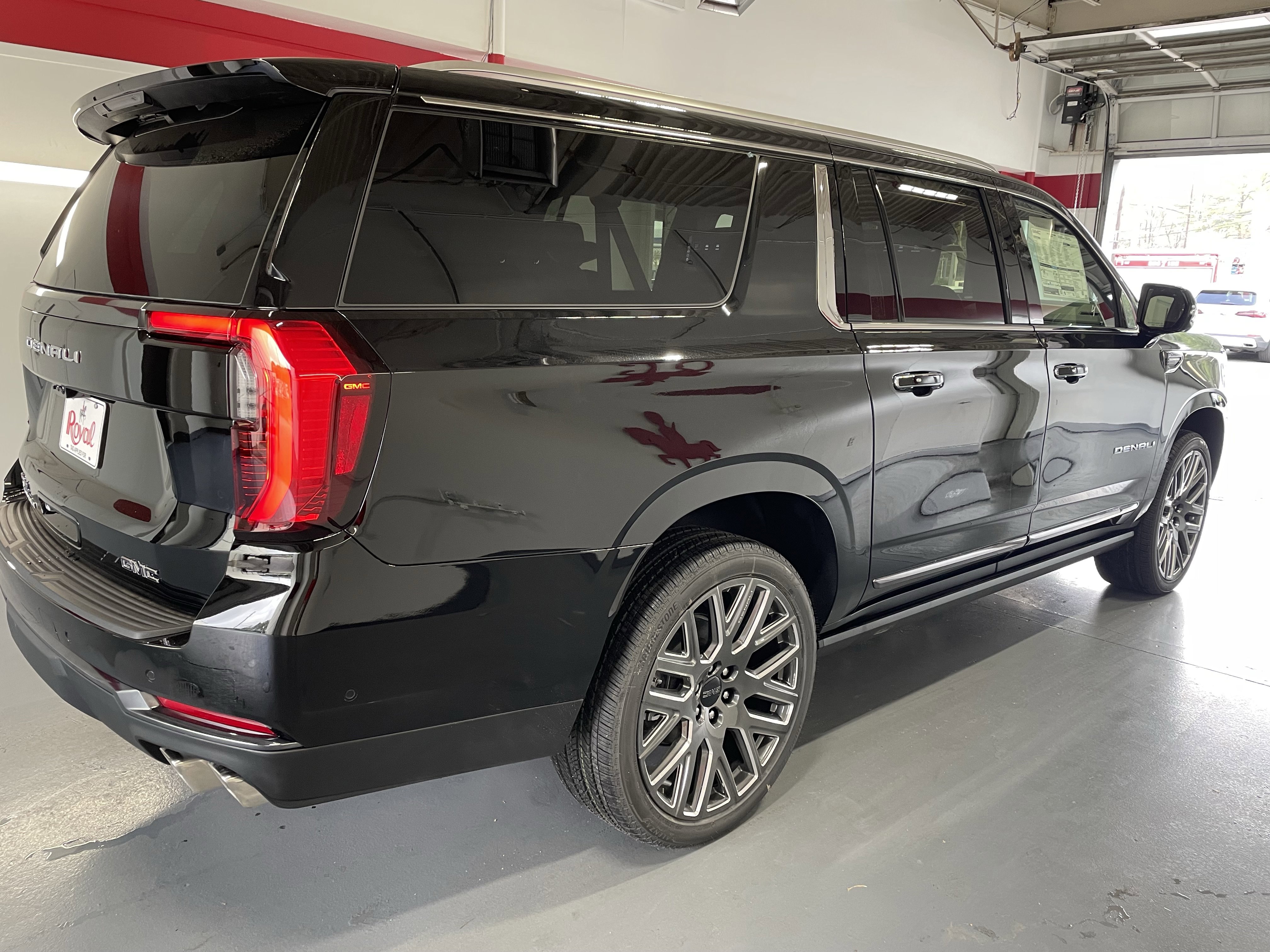 New 2026 GMC Yukon XL Denali Ultimate w/ LPO, Floor Liner Package AWD/4WD image 4
