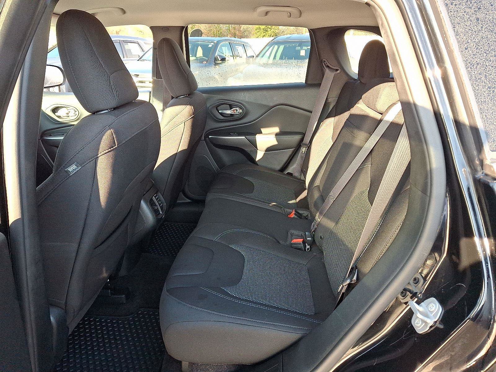 Used 2019 Jeep Cherokee Latitude w/ Cold Weather Group image 10