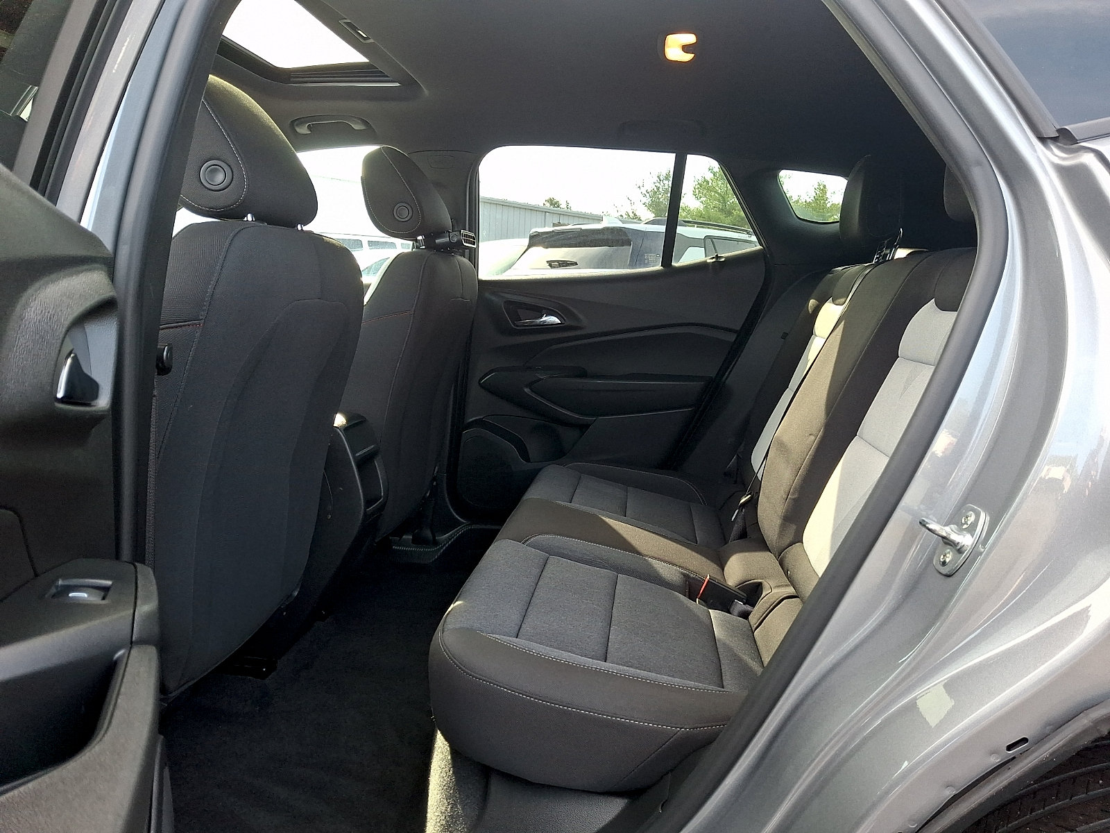 Used 2025 Chevrolet Trax RS w/ Sunroof Package FWD image 10