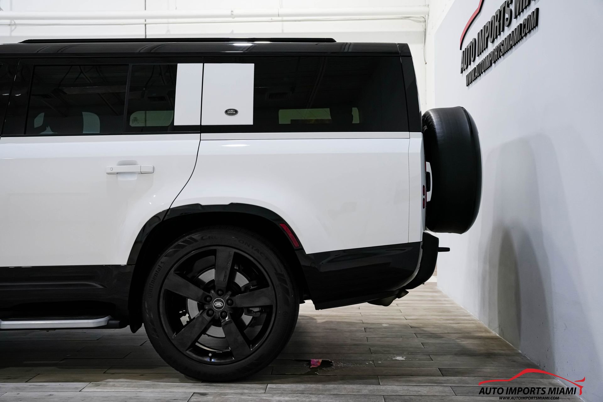 Used 2023 Land Rover Defender 130 X-Dynamic SE image 15