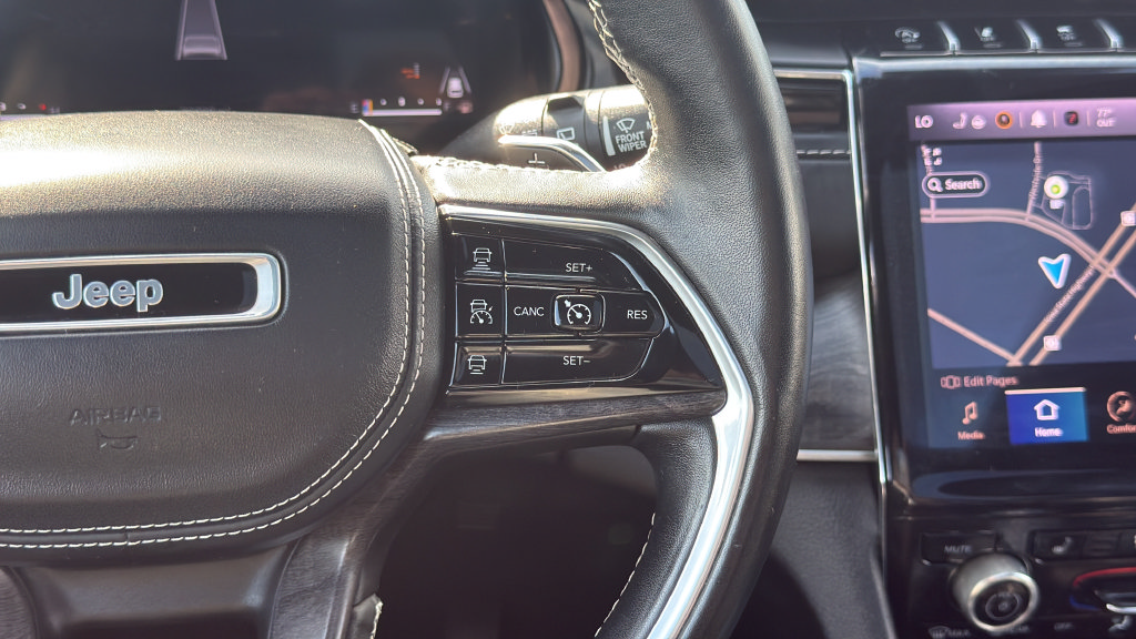 Used 2022 Jeep Grand Cherokee Overland w/ Luxury Tech Group IV AWD/4WD image 24