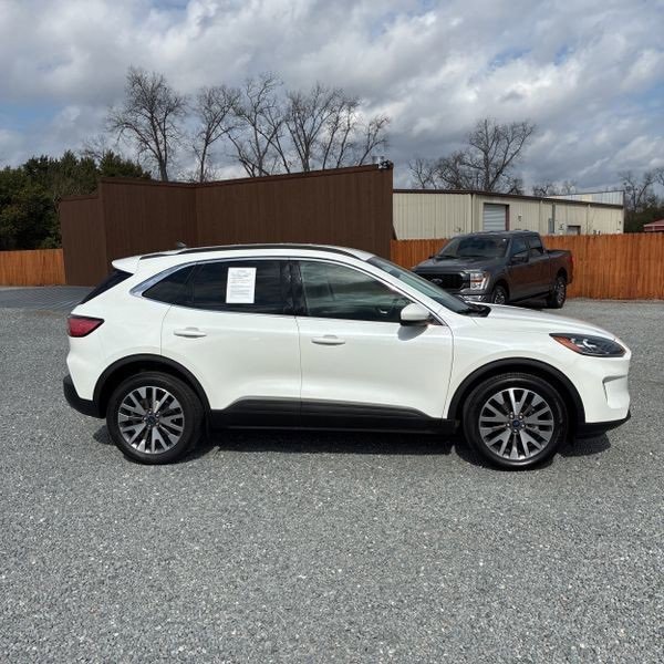 Used 2022 Ford Escape Titanium image 3