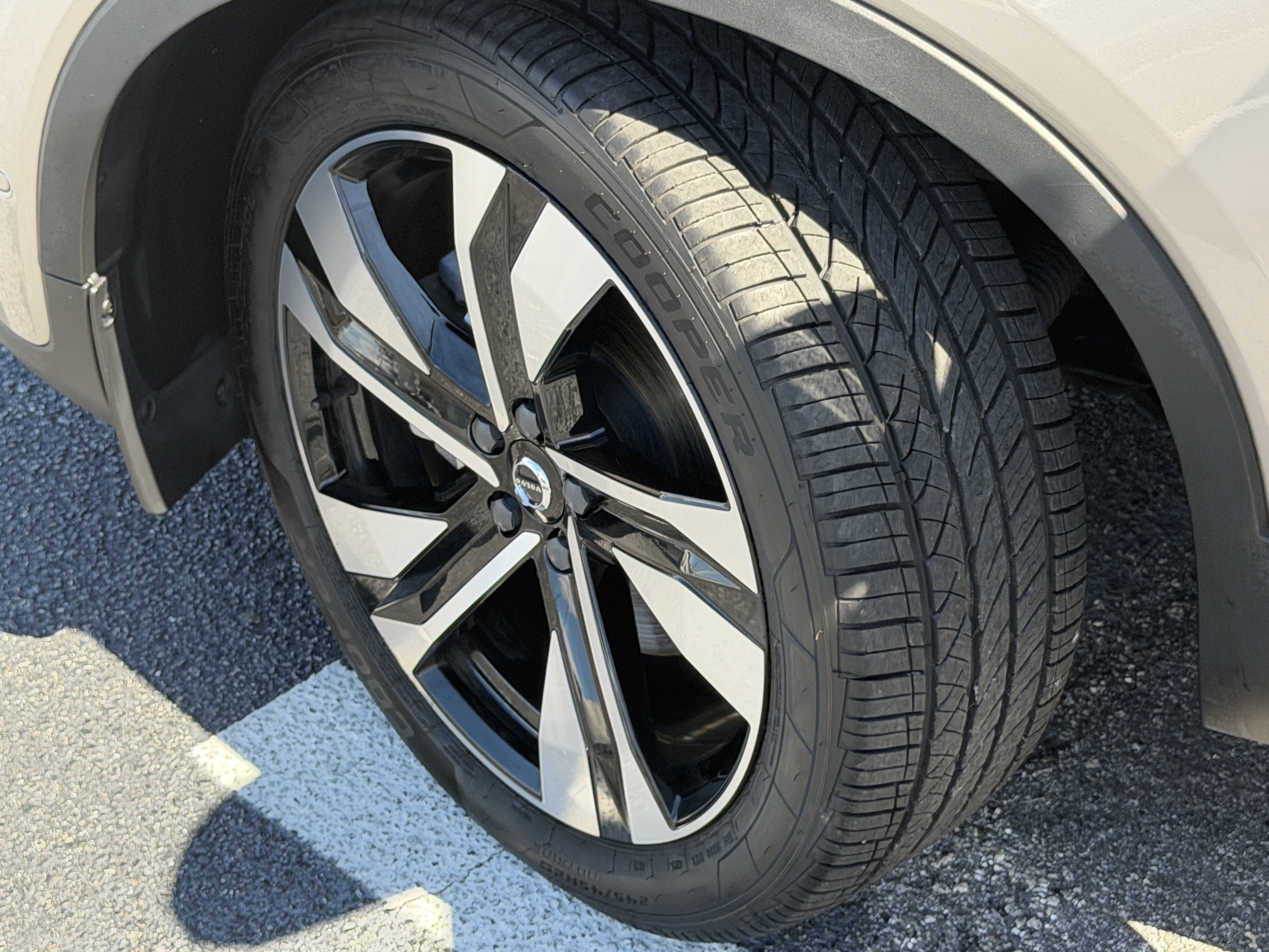 Certified 2024 Volvo XC40 B5 Plus w/ Protection Package Premier AWD/4WD image 36