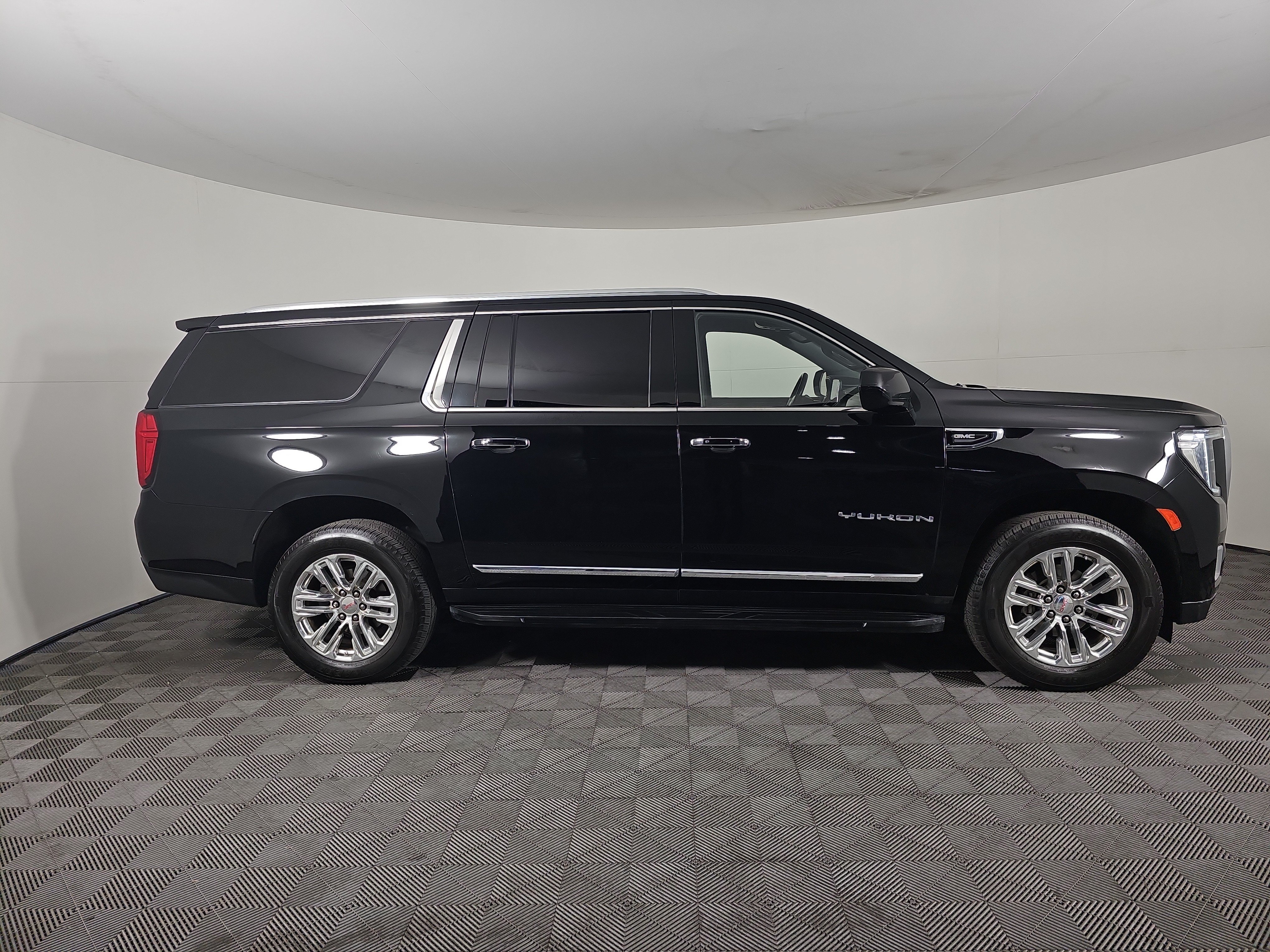 Used 2021 GMC Yukon XL SLT AWD/4WD image 3