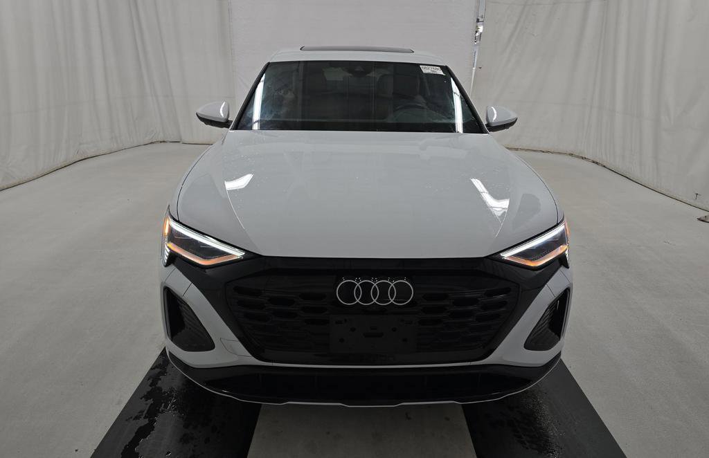 Used 2024 Audi Q8 e-tron Premium Plus image 2