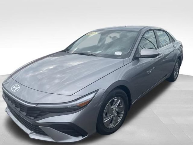 Certified 2025 Hyundai Elantra SE FWD image 2