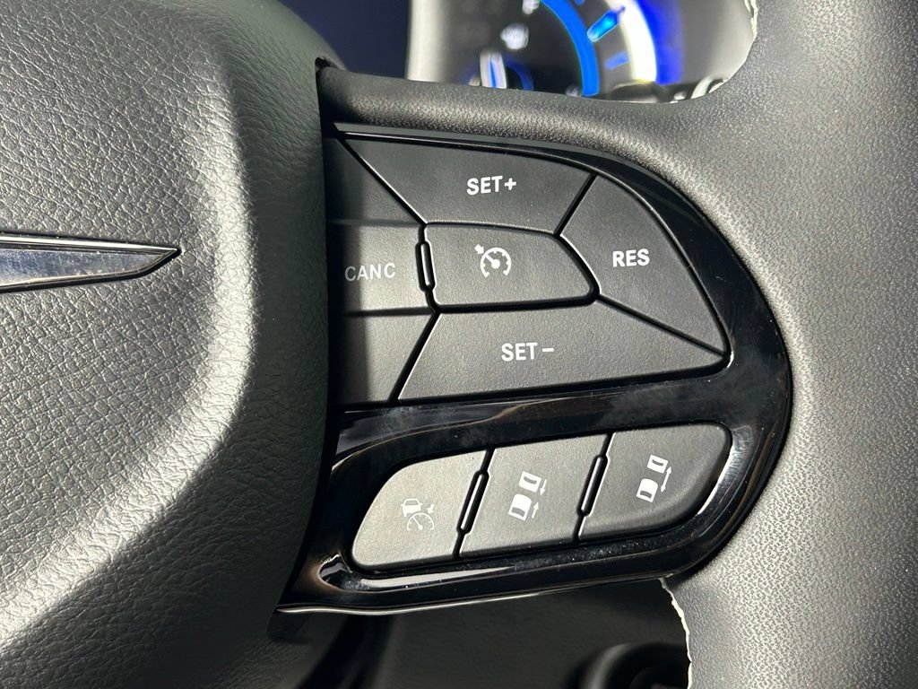 Used 2023 Chrysler Pacifica Limited w/ Uconnect Theater Family Group FWD image 30