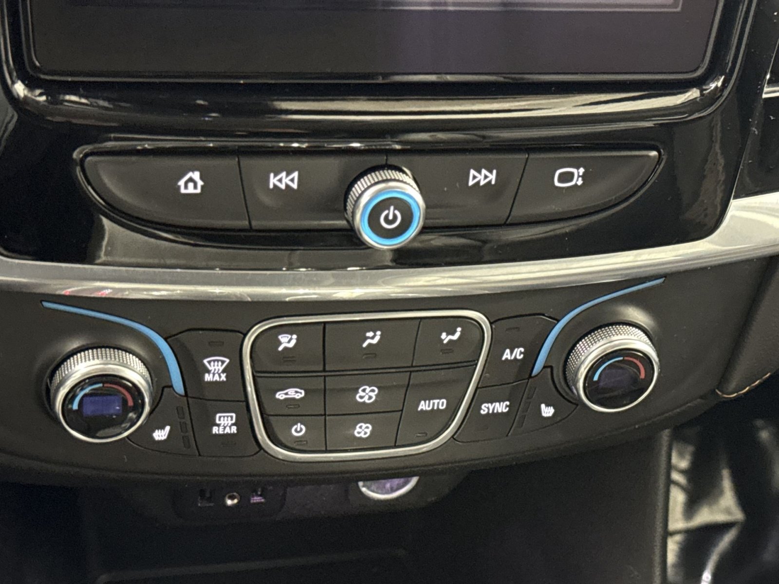 Used 2020 Chevrolet Traverse LT w/ Driver Confidence II Package FWD image 22