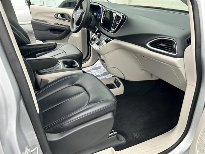 Used 2024 Chrysler Pacifica Touring-L FWD image 18