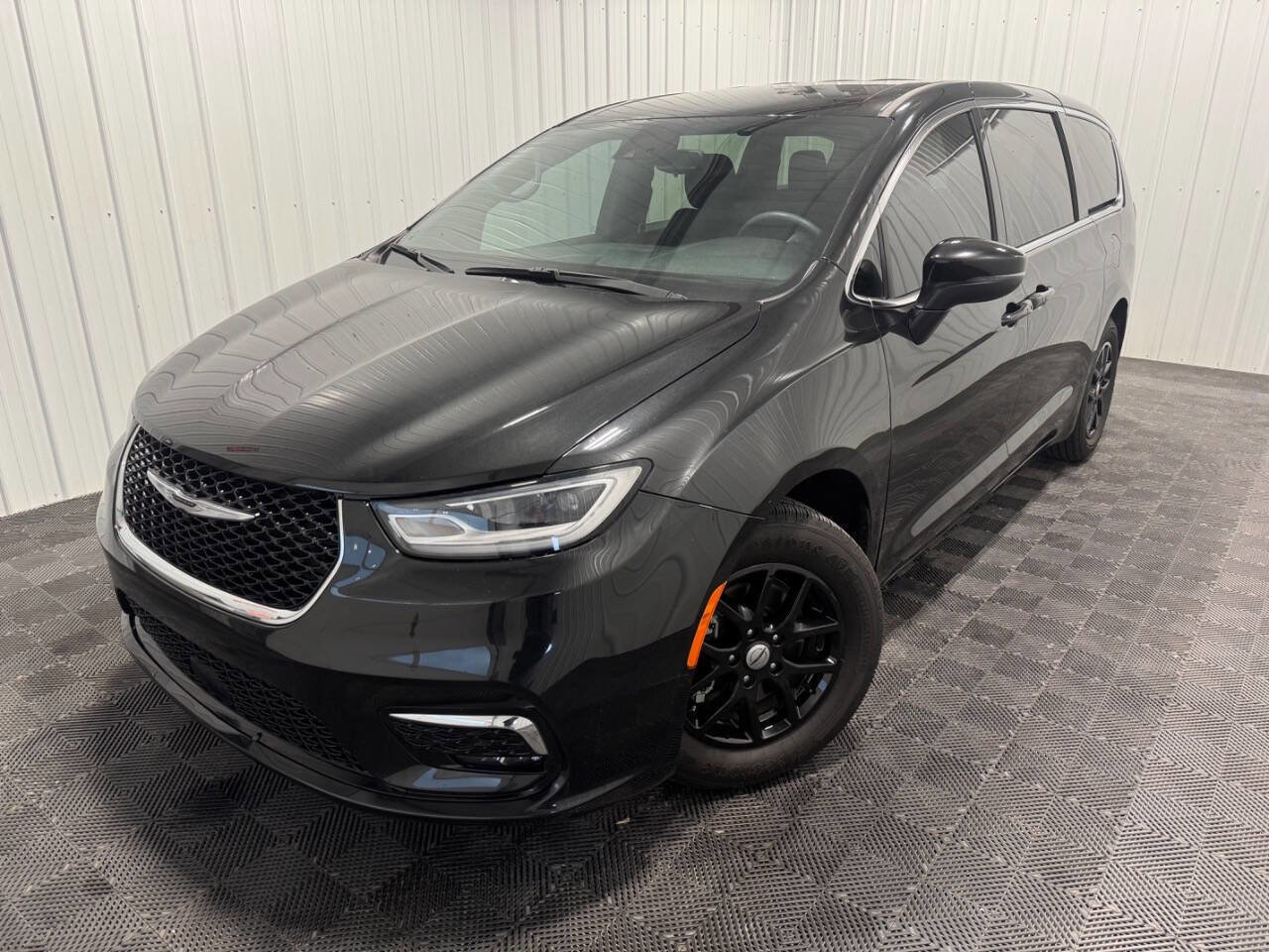 Used 2023 Chrysler Pacifica Touring image 36