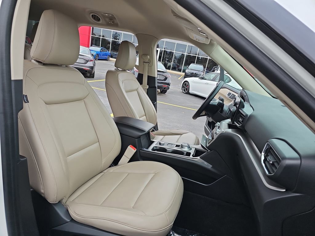 Used 2022 Ford Explorer XLT w/ Equipment Group 202A image 10