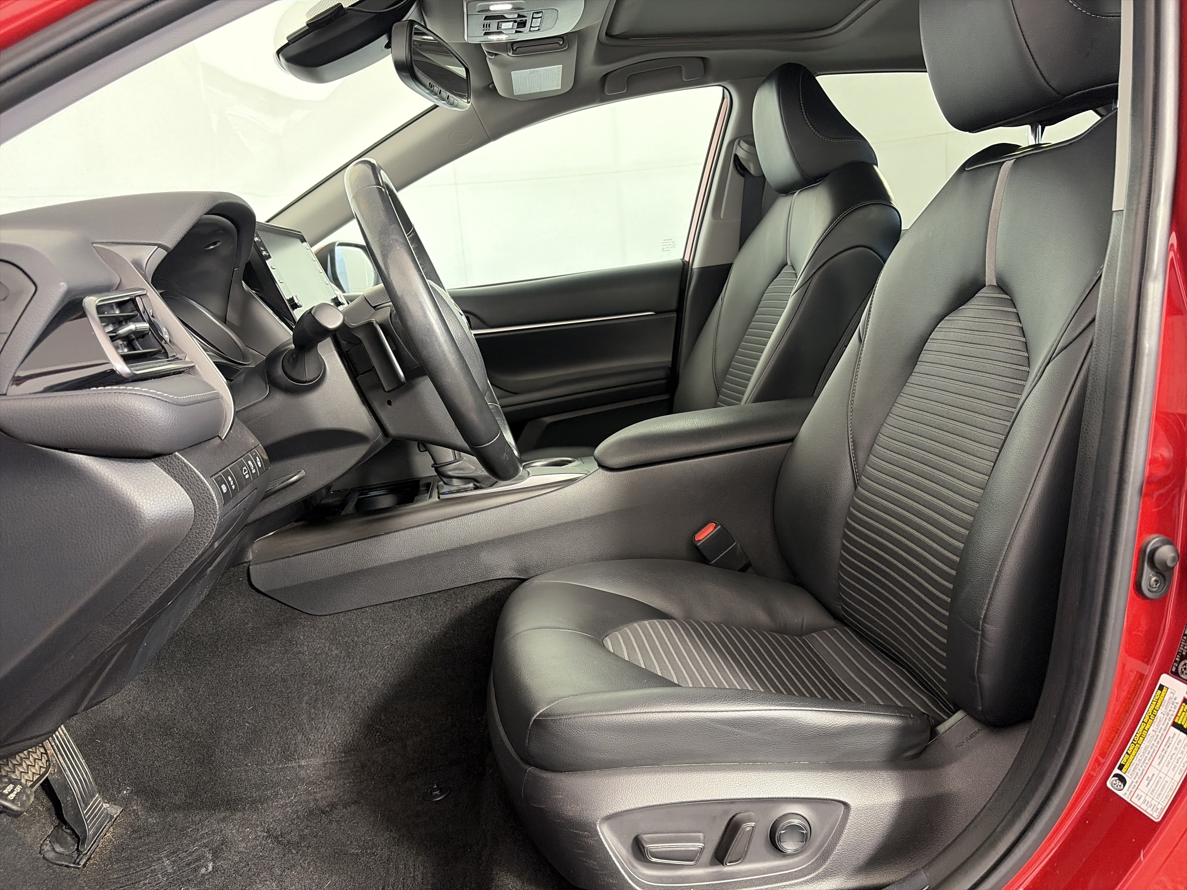 Used 2021 Toyota Camry SE FWD image 6