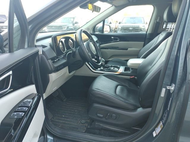 Used 2024 Kia Carnival EX image 16