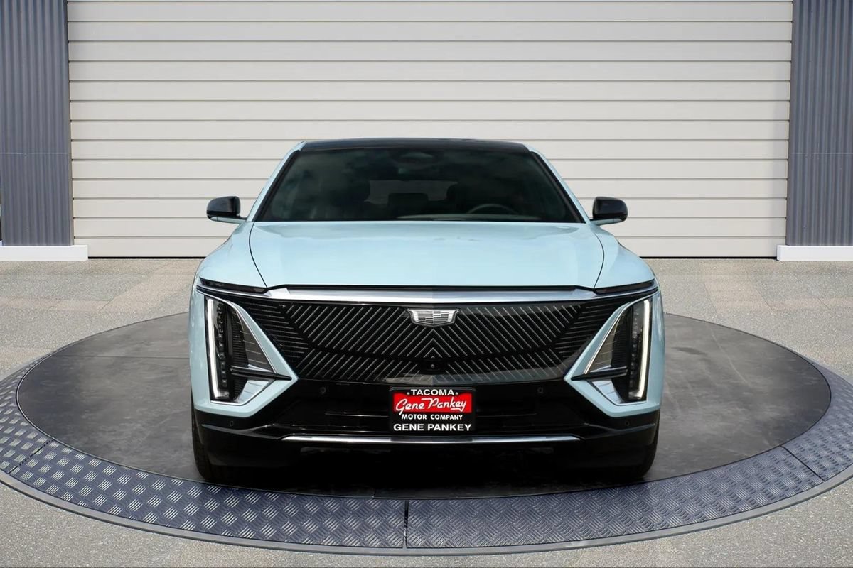 Used 2024 Cadillac Lyriq Luxury RWD image 2