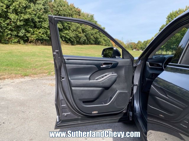 Used 2022 Toyota Highlander XLE AWD/4WD image 14
