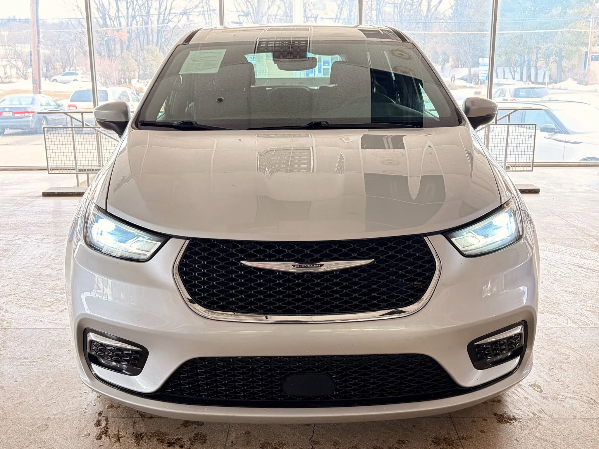 Used 2023 Chrysler Pacifica Touring image 5