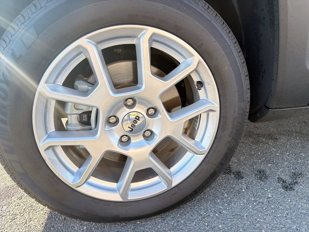 Certified 2022 Jeep Renegade Latitude AWD/4WD image 17