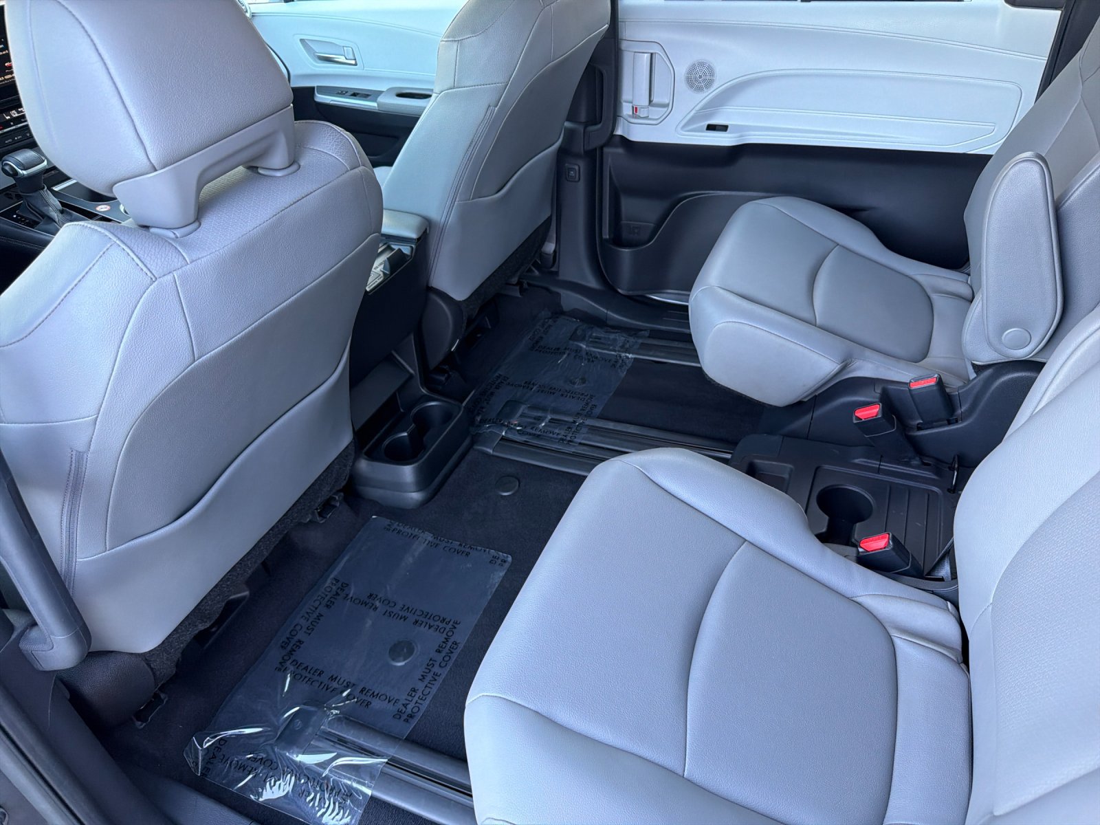 Used 2025 Toyota Sienna XLE FWD image 11