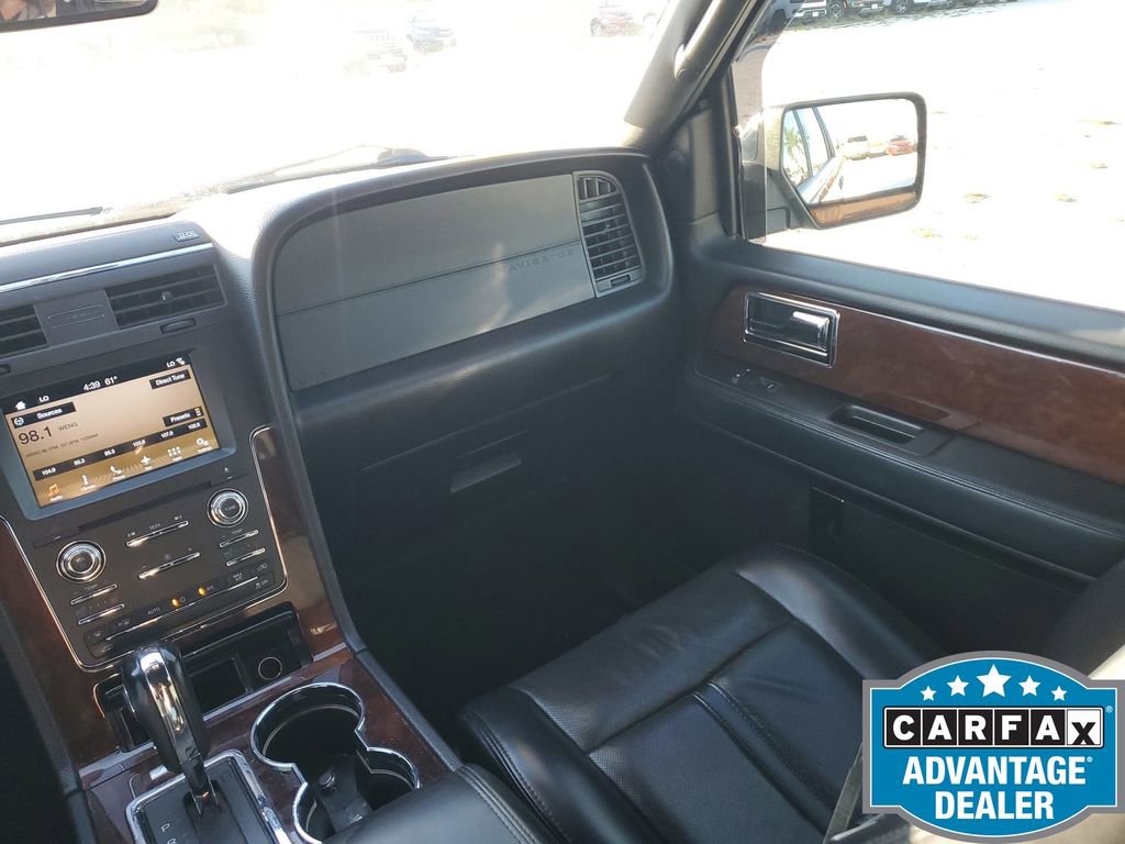 Used 2017 Lincoln Navigator Select image 12