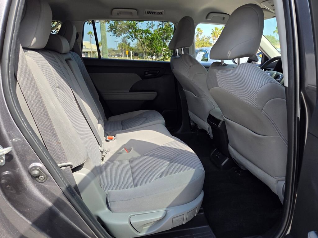 Used 2022 Toyota Highlander LE image 19