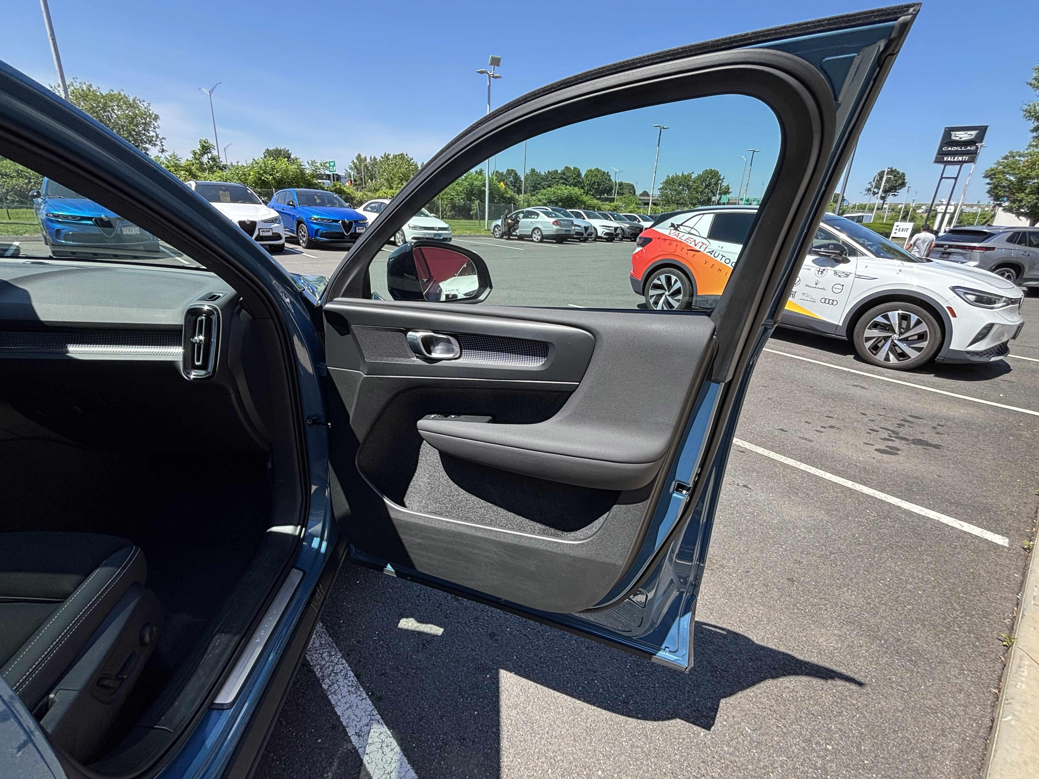 Used 2025 Volvo XC40 B5 Plus AWD/4WD image 31