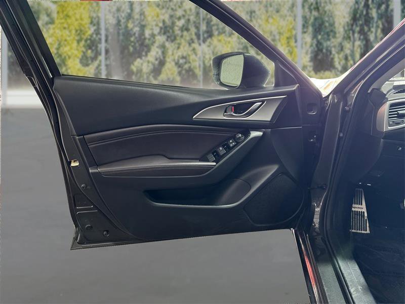 Used 2018 MAZDA MAZDA3 Touring FWD image 18