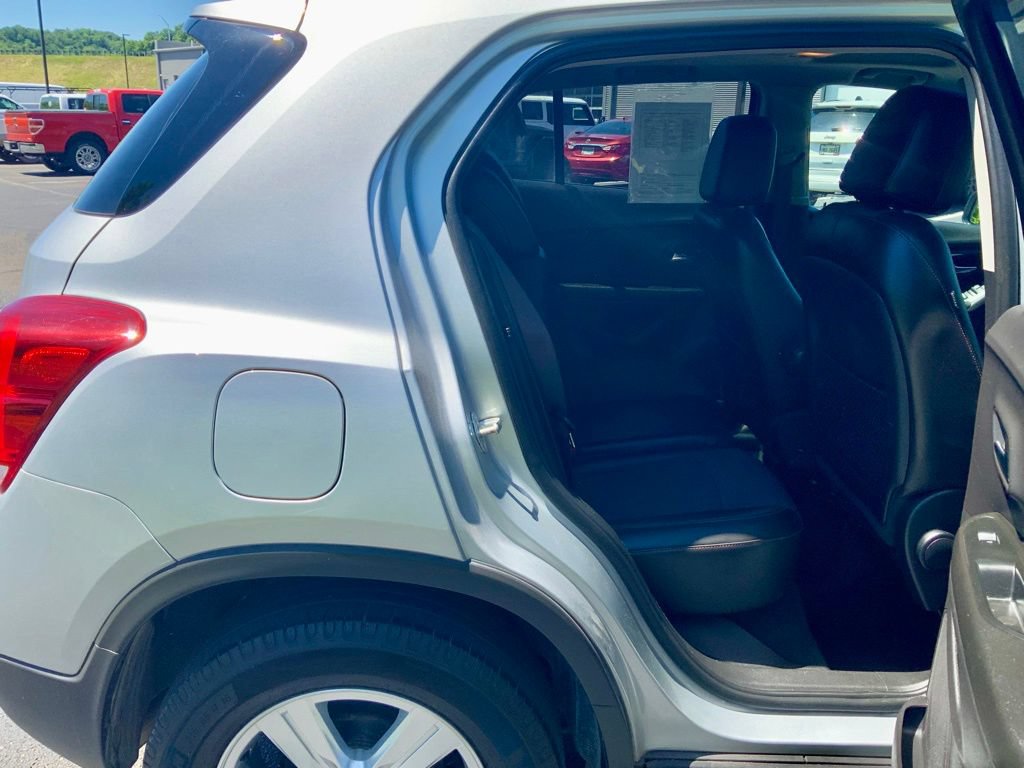 Used 2020 Chevrolet Trax LT w/ Sun & Sound Package FWD image 25
