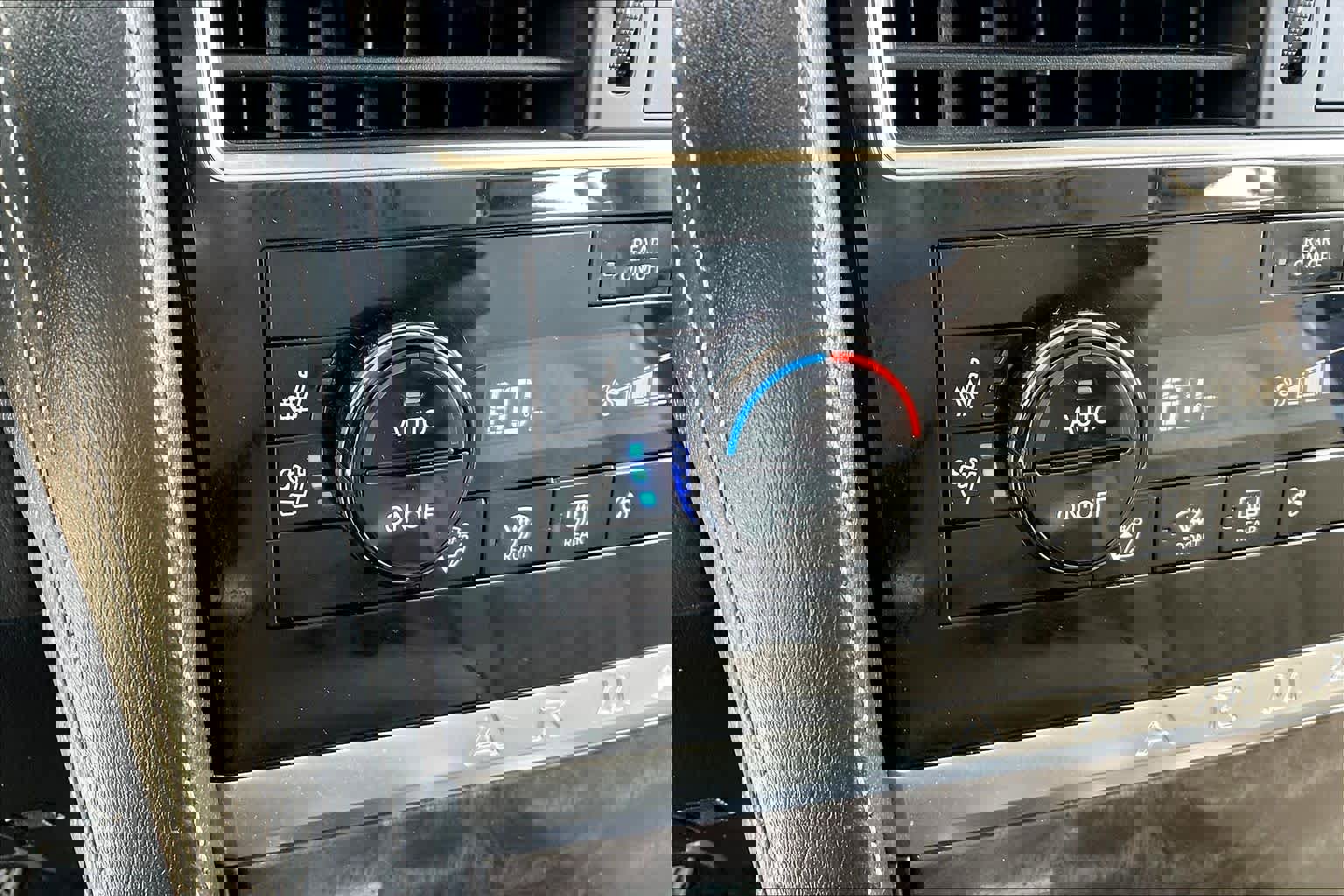 Used 2022 Nissan Armada Platinum w/ Captain's Chairs Package image 33