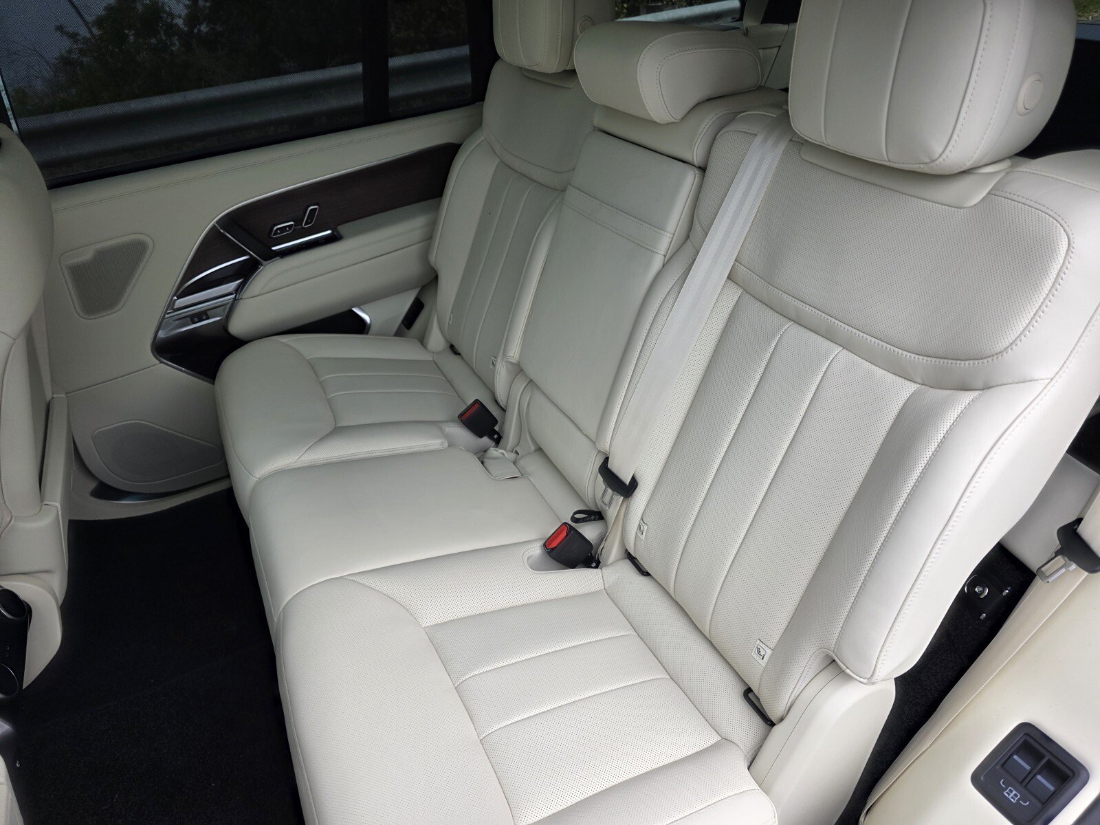 New 2026 Land Rover Range Rover Long Wheelbase SE AWD/4WD image 16