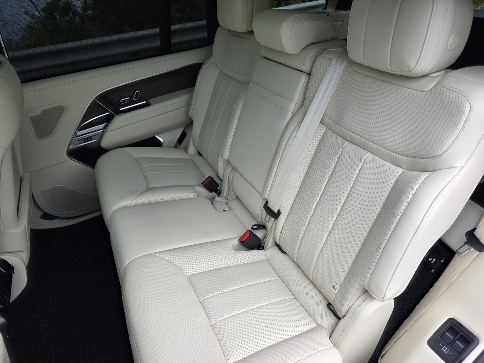 New 2026 Land Rover Range Rover Long Wheelbase SE AWD/4WD image 16