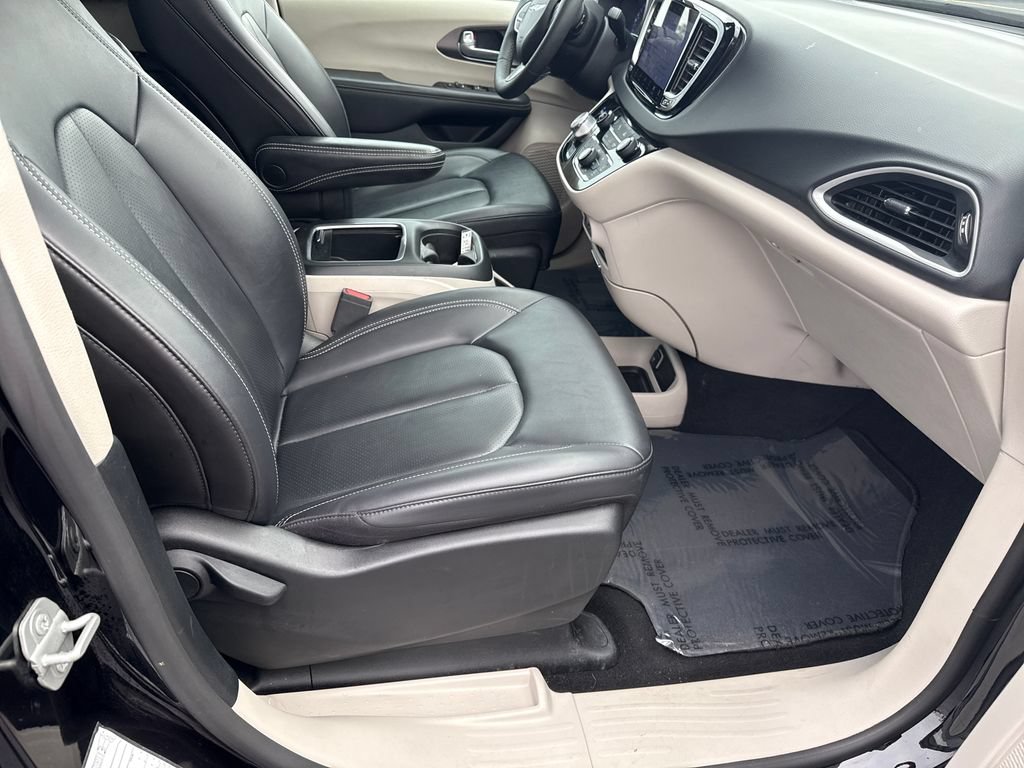Used 2024 Chrysler Pacifica Touring-L FWD image 23