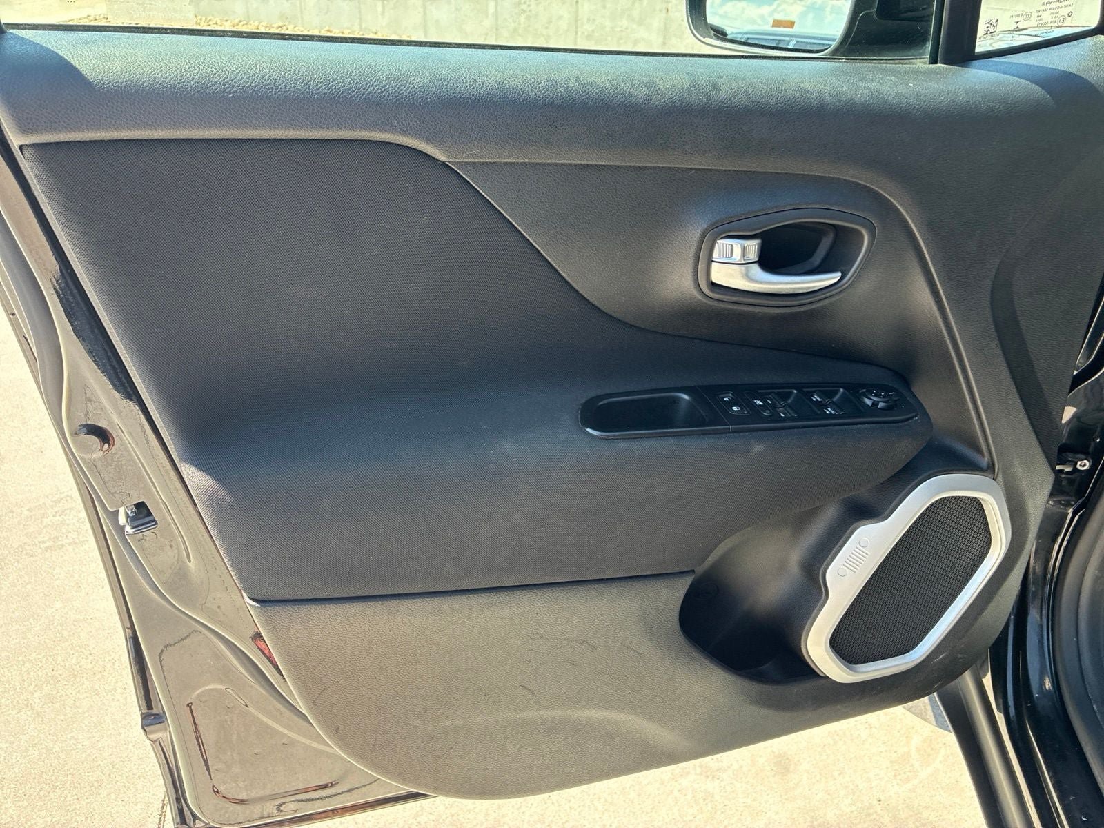 Used 2018 Jeep Renegade Latitude w/ Cold Weather Group AWD/4WD image 14