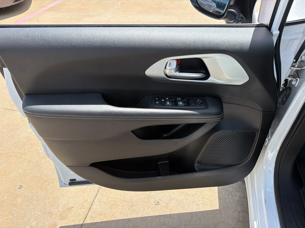 Used 2024 Chrysler Pacifica Touring FWD image 12