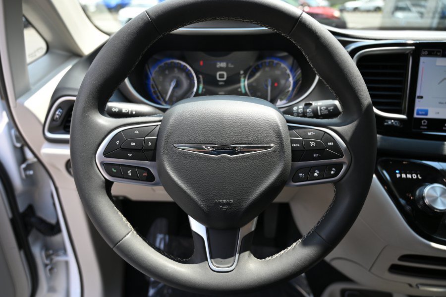 Used 2024 Chrysler Pacifica Touring-L FWD image 23