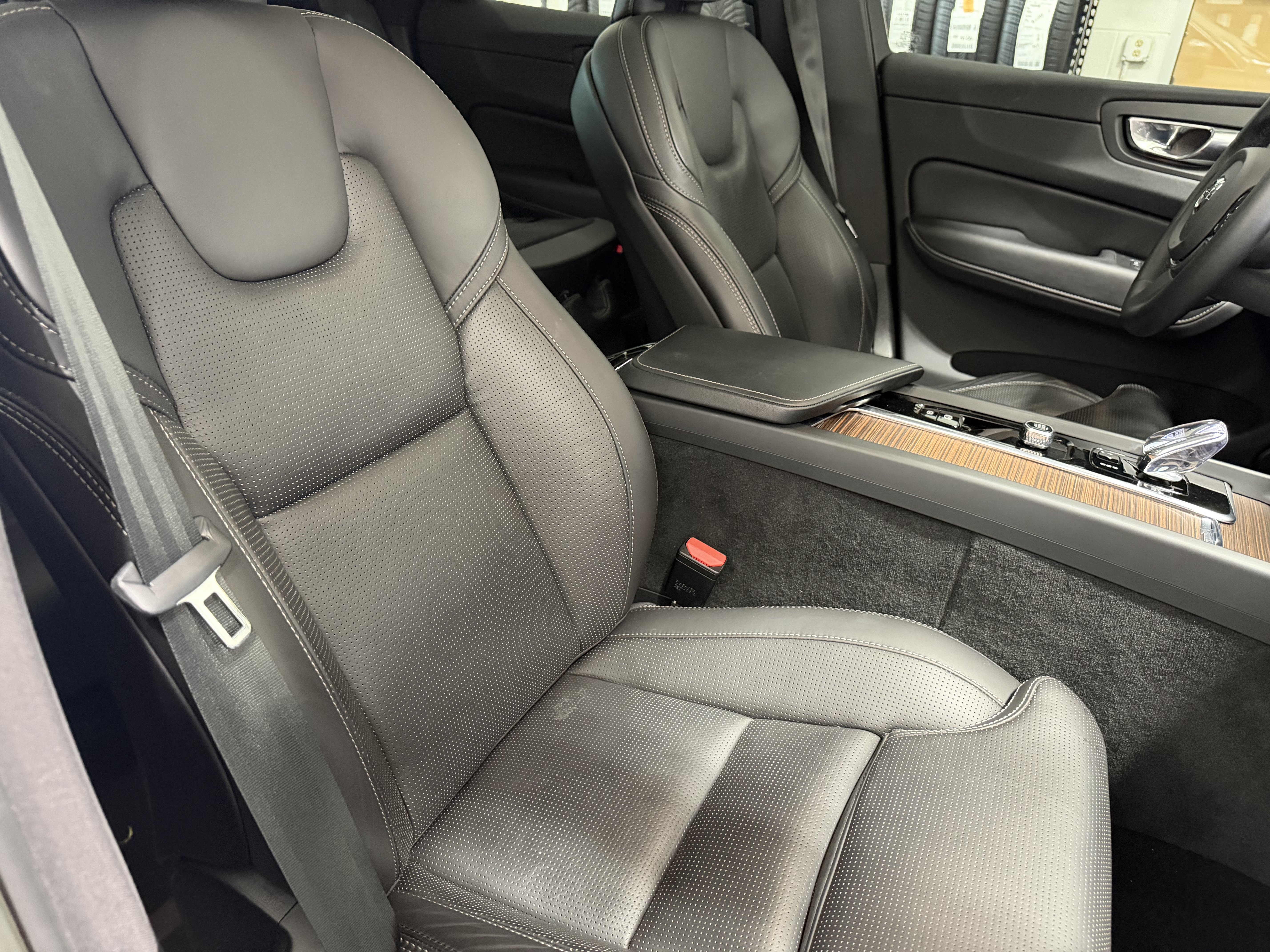 Used 2023 Volvo XC60 B5 Ultimate w/ Climate Package FWD image 18