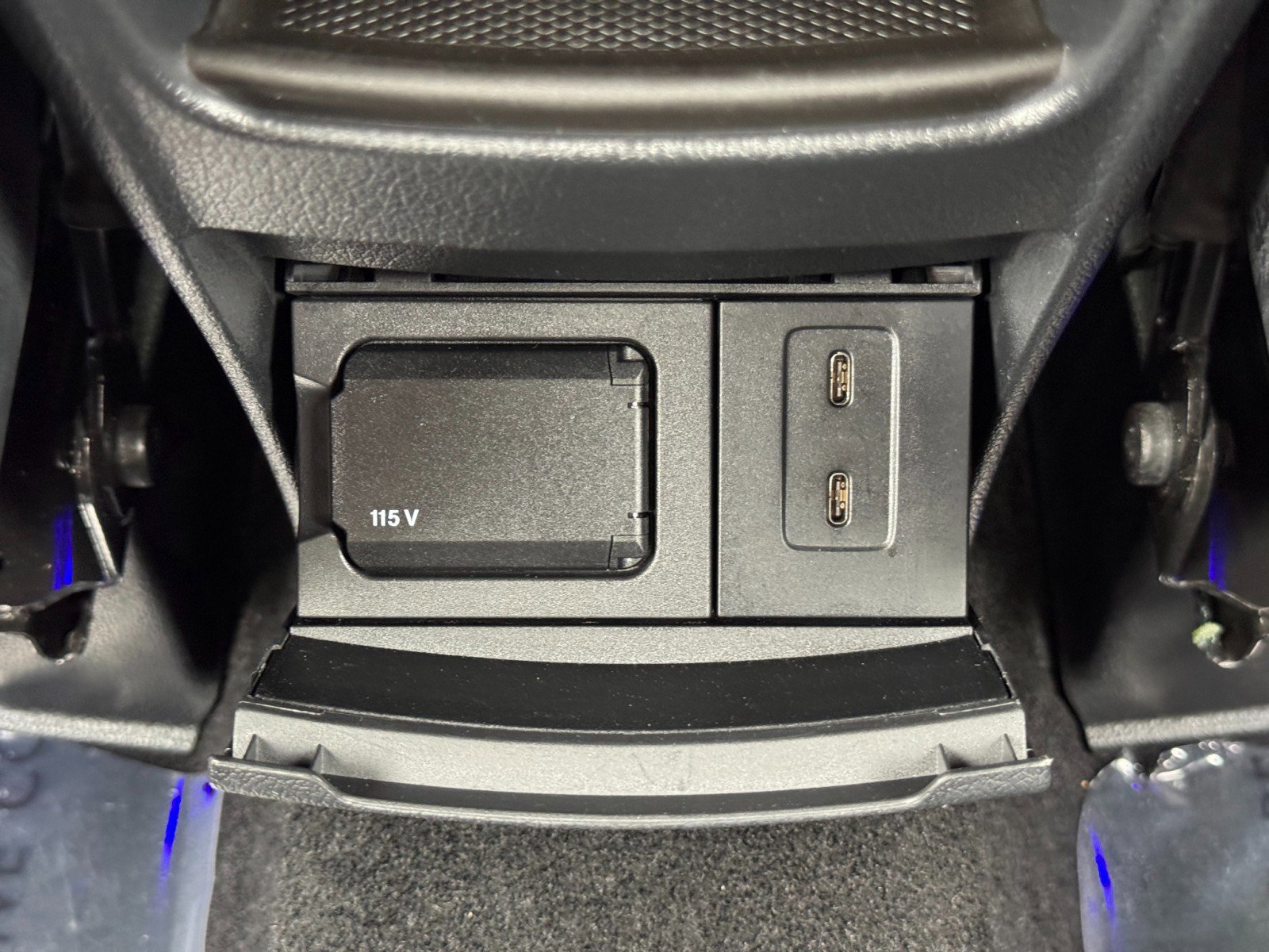 Used 2021 Mercedes-Benz GLB 250 w/ AMG Line image 34